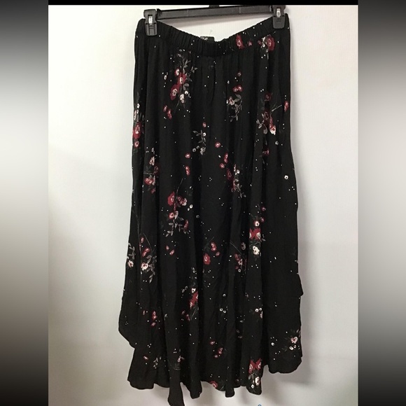 NWT Torrid Floral Black and Red Women's High Low Skirt Plus Size 0 or L/12 - Picture 3 of 4